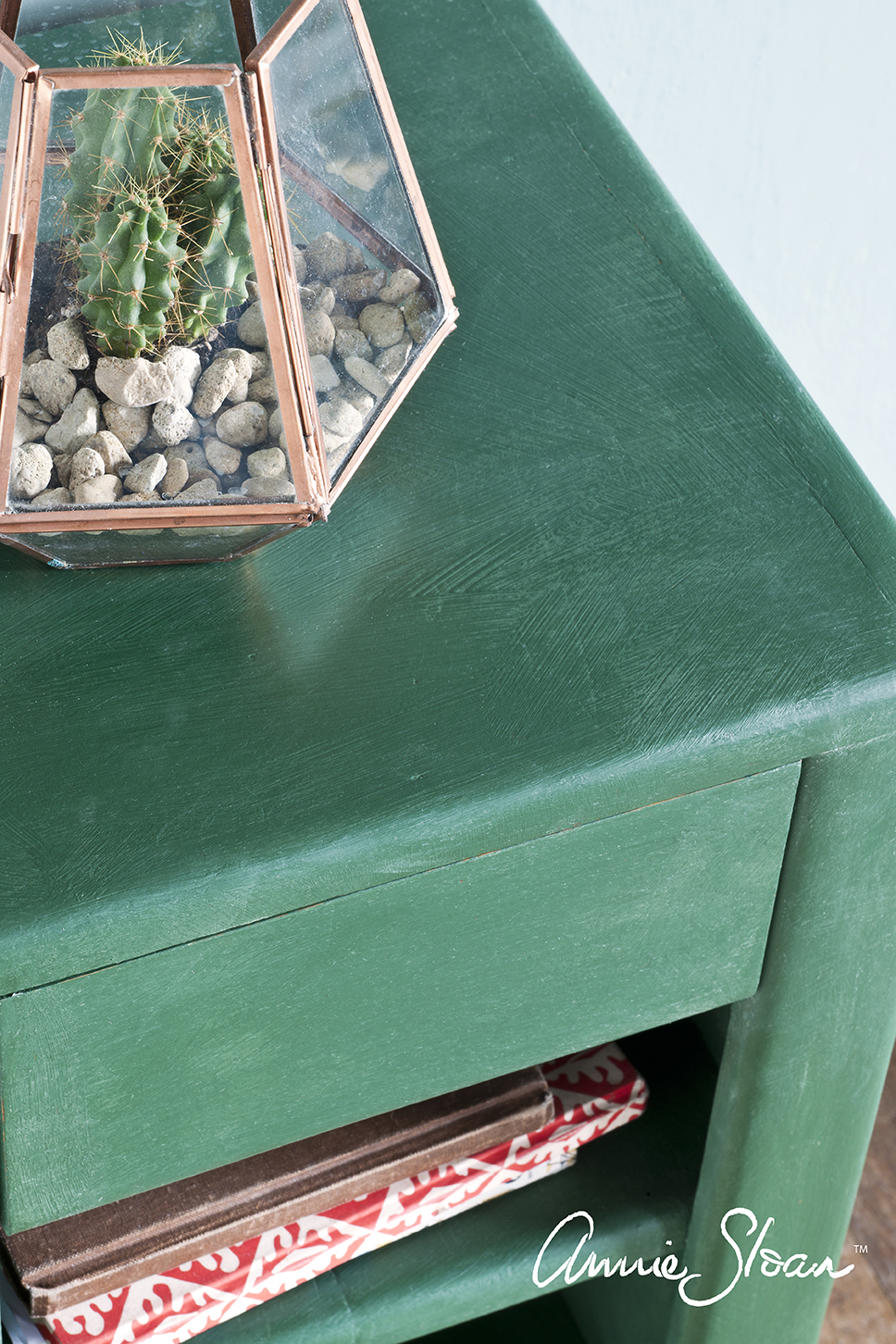 amsterdam-green_painted-sidetable-closeup